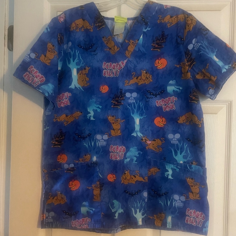 Women’s Scooby-Doo Scrub Top Small
